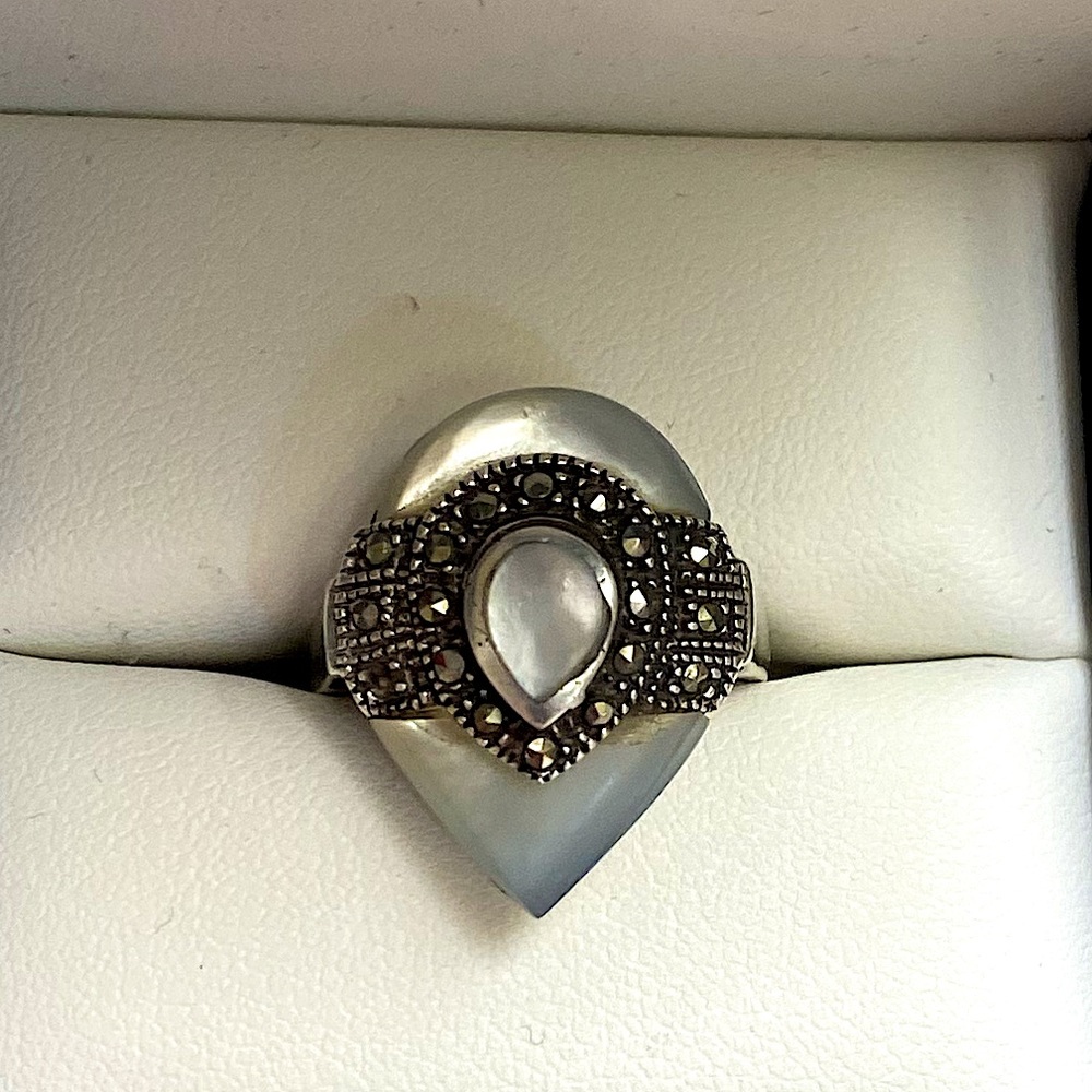 Vintage Marcasite and mother of Pearl Sterling 925 Ring